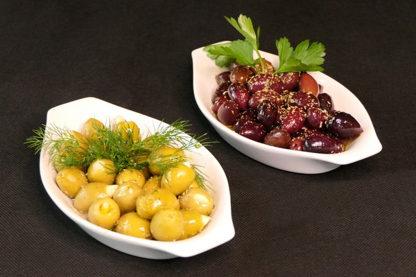grüne Oliven gefüllt mit Mandeln und Kalamataoliven